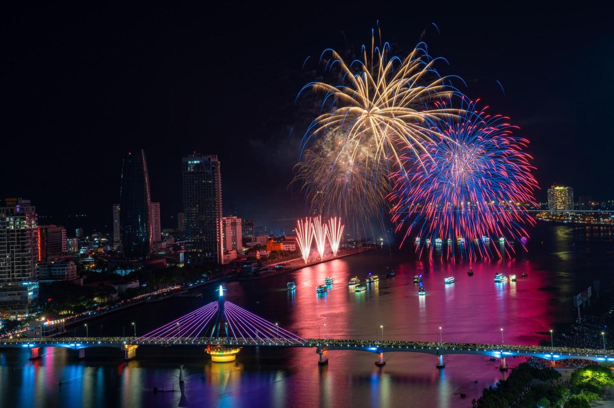 Wink Icon Hotel Danang Riverside - Luxury Suites - 24Hrs Stay & Rooftop Pool Bar Eksteriør billede